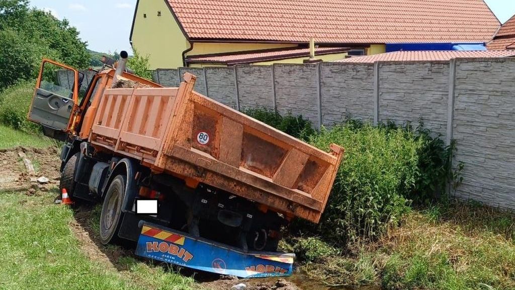 Řidiče náklaďáku našli po nehodě na Českokrumlovsku vedle auta, oživit se ho už nepodařilo